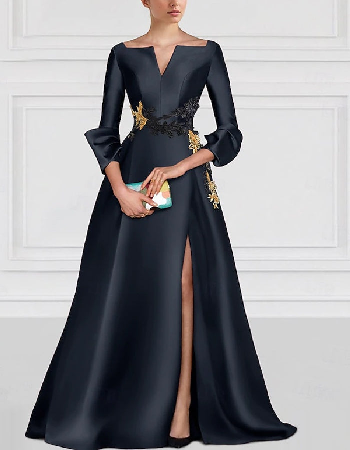 Elegante bata de satén con cintura bordada y falda con abertura