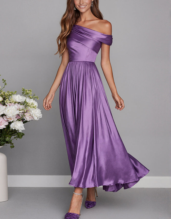 Vestido midi de satén lila con un solo hombro