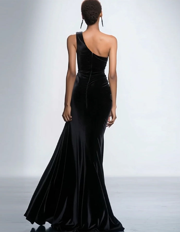 Vestido largo con hombros de terciopelo negro con lentejuelas