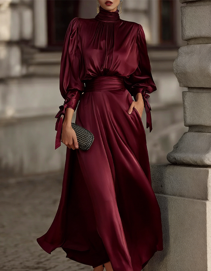 Vestido largo de raso con cuello alto y cintura ajustada