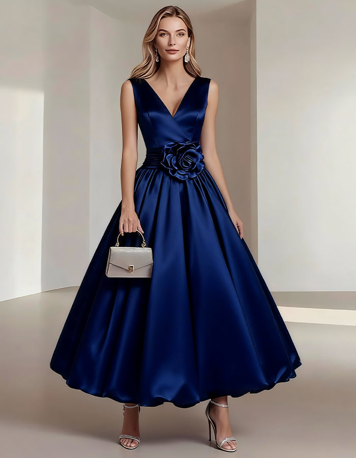 Vestido largo sin mangas de satén azul con cuello en V