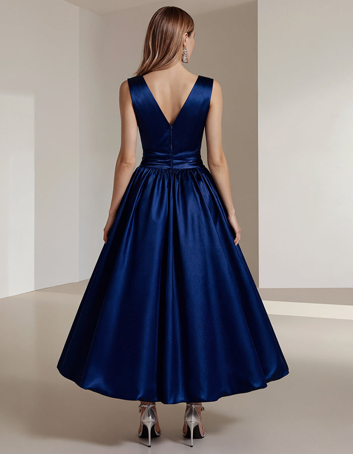 Robe longue sans manches en satin bleu à col en V