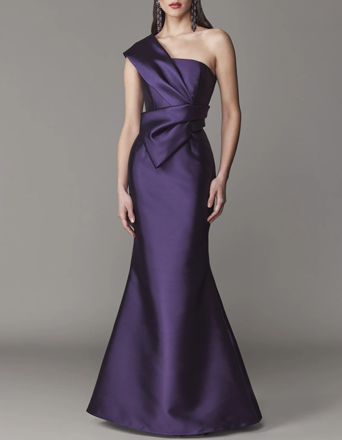 Vestido largo de sirena de satén ciruela con un solo hombro