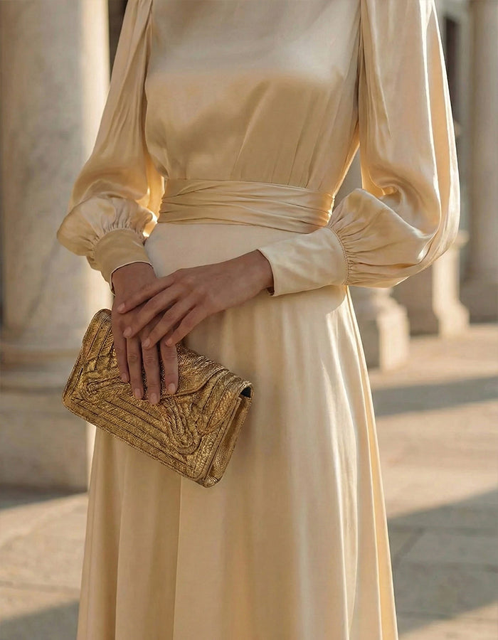 Vestido largo de satén color champán con mangas abullonadas