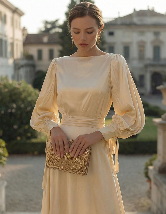 Vestido largo de satén color champán con mangas abullonadas