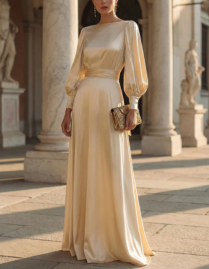 Vestido largo de satén color champán con mangas abullonadas