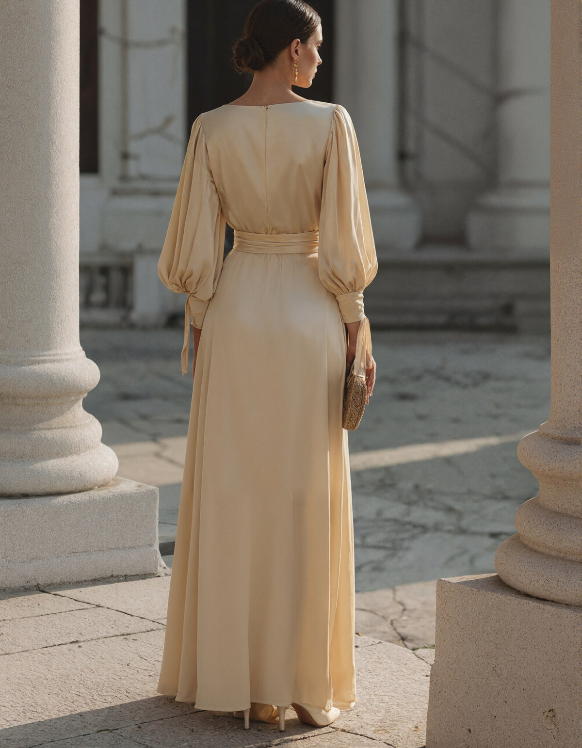 Vestido largo de satén color champán con mangas abullonadas