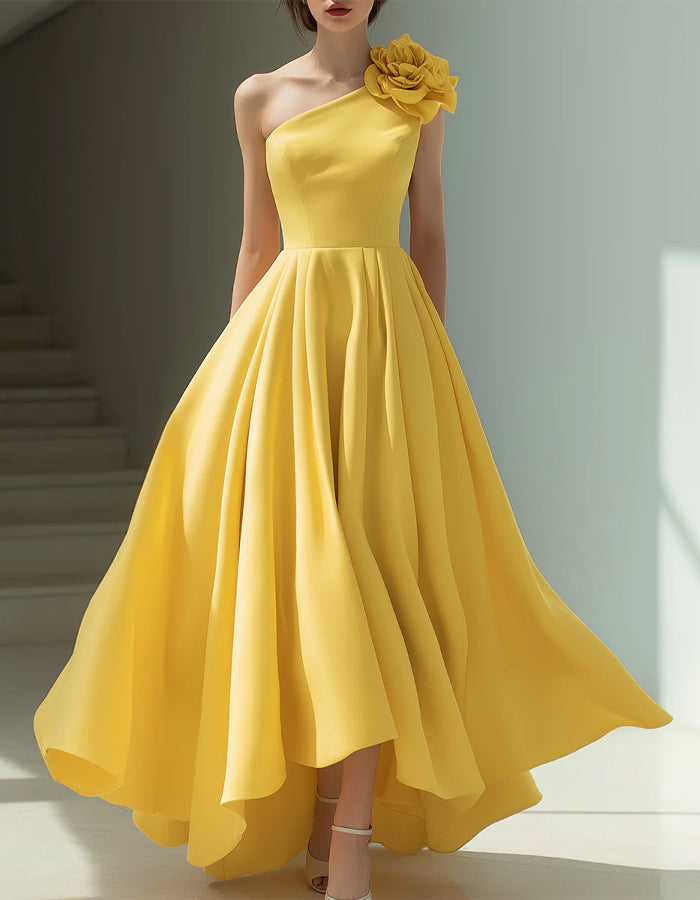 Vestido Largo de Raso Amarillo con Adornos Florales en los Hombros
