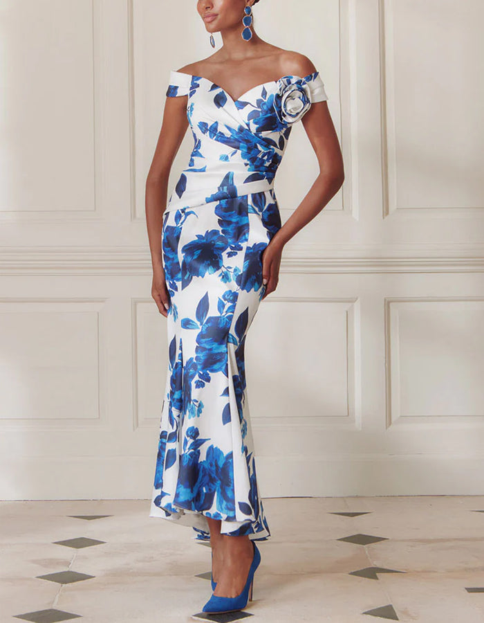 Robe midi queue de poisson en satin à fleurs blanches et bleues avec épaules dénudées