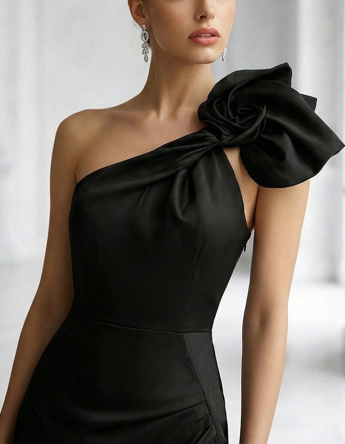 Robe longue noire satinée à une épaule, coupe sirène et nœud