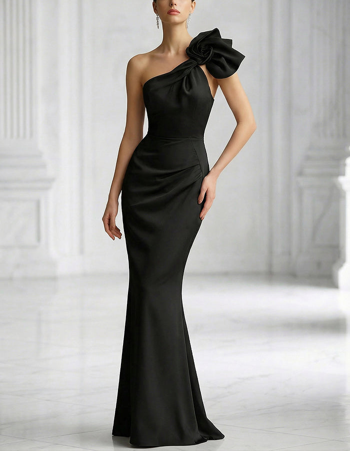 Vestido largo de raso negro con cola de pez y un hombro con lazo