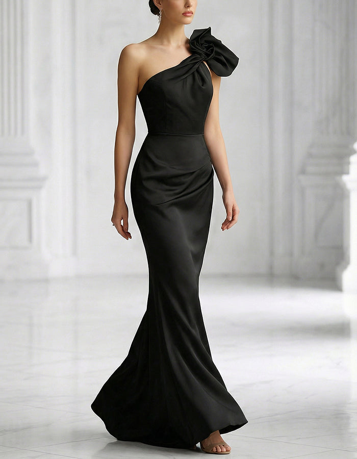 Robe longue noire satinée à une épaule, coupe sirène et nœud