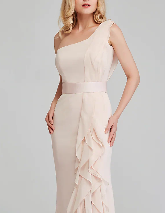 Vestido largo de gasa con un solo hombro y volantes en capas