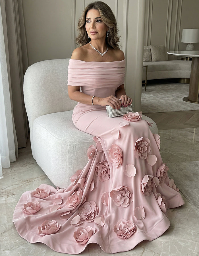 Vestido largo maxi de satén rosa con hombros descubiertos y cola floral en 3D