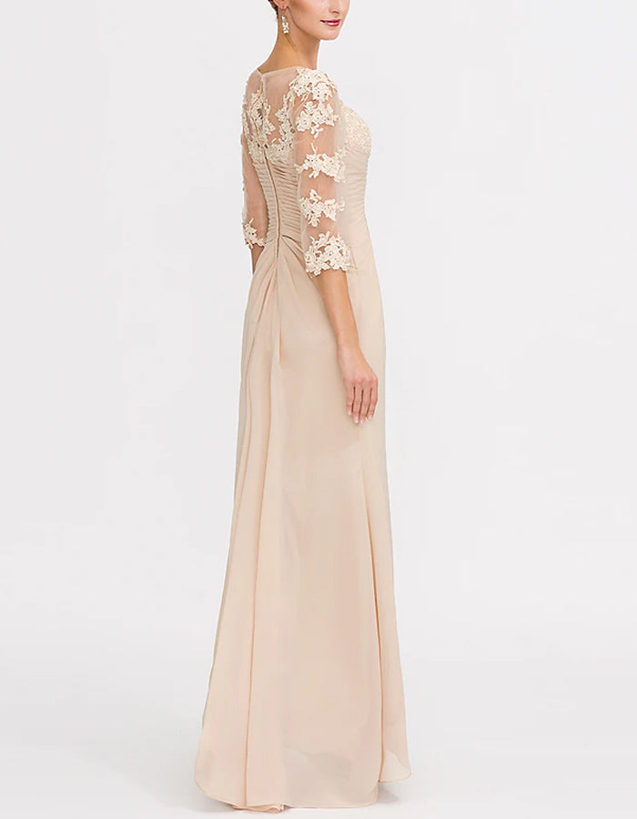 Robe longue en mousseline couleur nude à bordure en dentelle