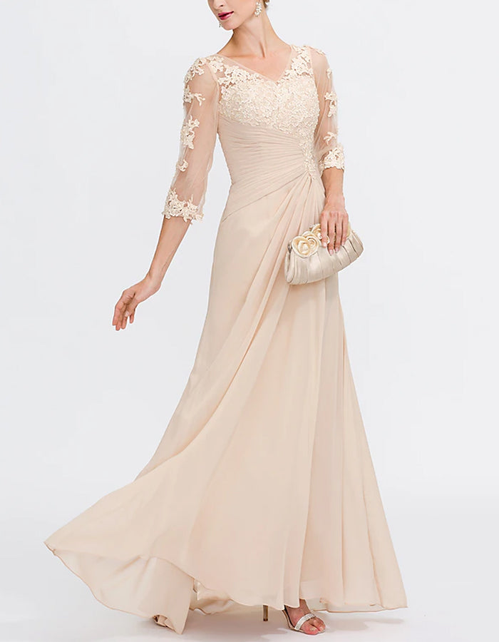 Robe longue en mousseline couleur nude à bordure en dentelle