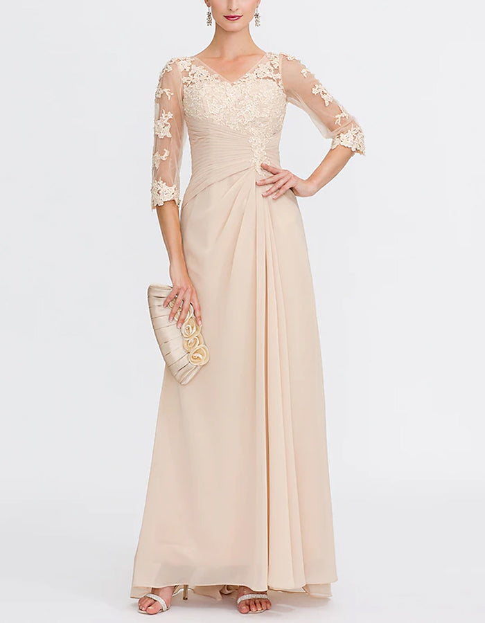 Robe longue en mousseline couleur nude à bordure en dentelle