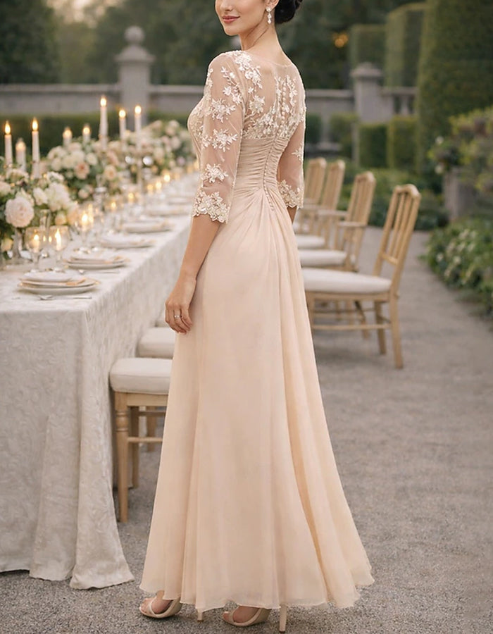Robe longue en mousseline couleur nude à bordure en dentelle