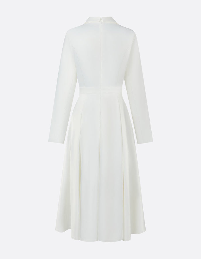 Vestido midi blanco de satén con cintura ceñida y falda amplia