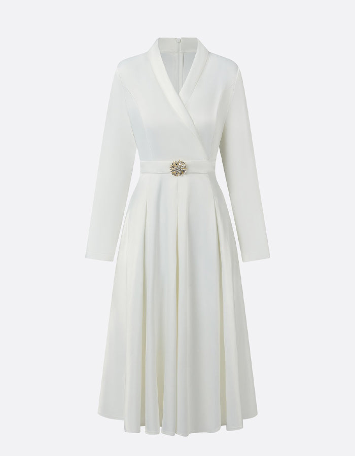 Vestido midi blanco de satén con cintura ceñida y falda amplia