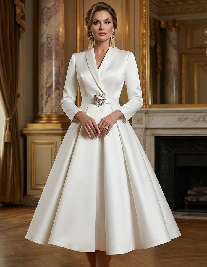 Vestido midi blanco de satén con cintura ceñida y falda amplia