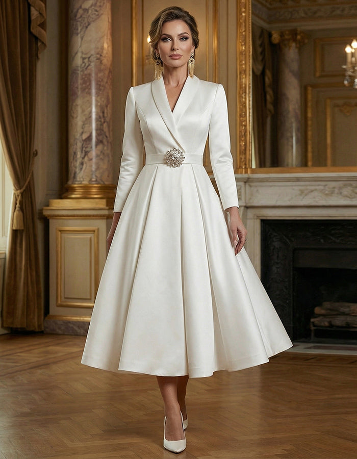 Vestido midi blanco de satén con cintura ceñida y falda amplia