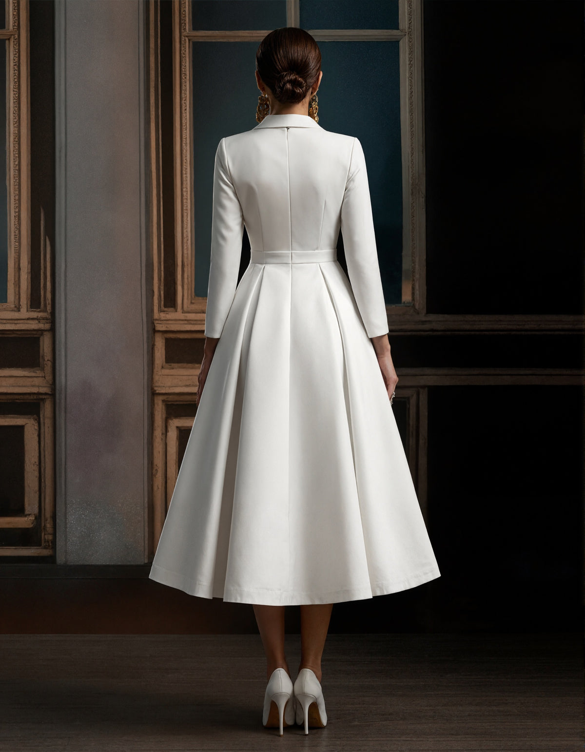 Vestido midi blanco de satén con cintura ceñida y falda amplia