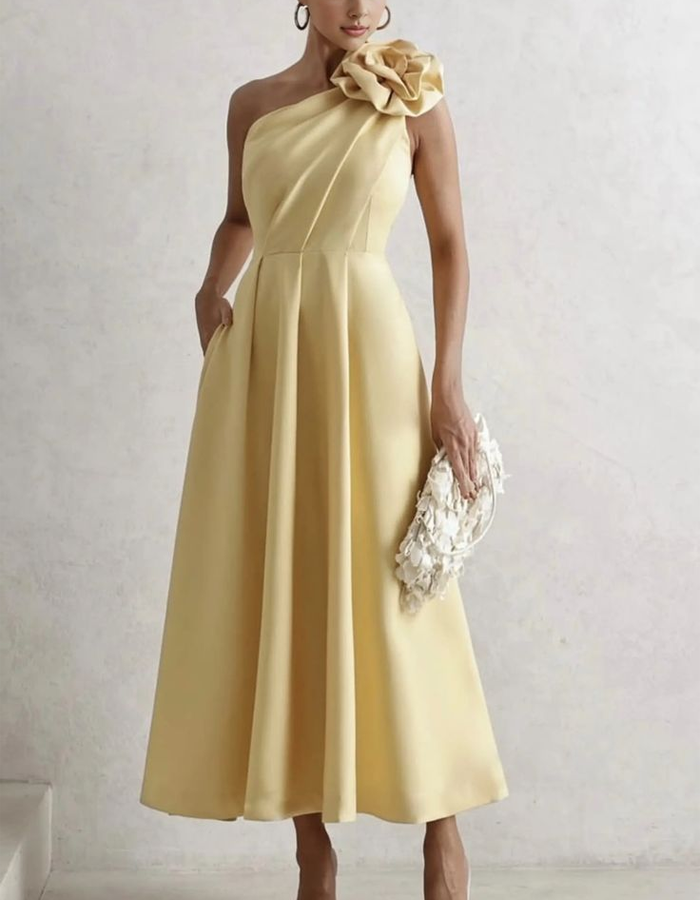 Vestido midi de satén de un hombro en color liso