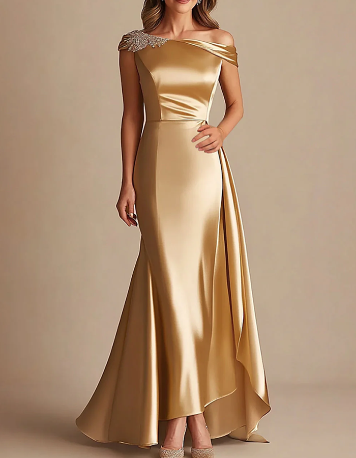 Vestido largo de satén asimétrico con hombros descubiertos en oro metalizado
