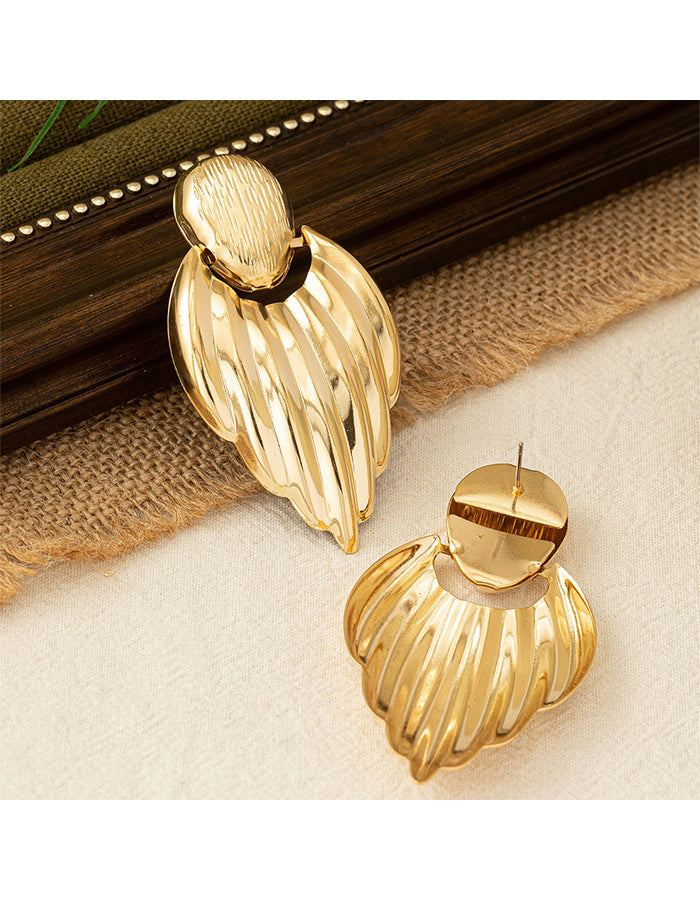 Aretes de metal en forma de hoja geométrica