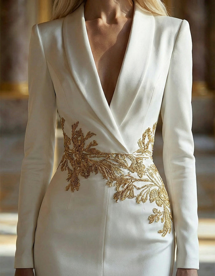 Robe longue en satin blanc avec décolleté en V profond, broderies dorées en forme de branche et fente haute