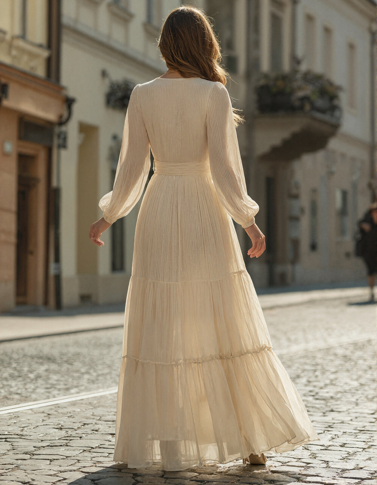 Vestido maxi con escote en V pronunciado, cintura anudada y capas de gasa plisada beige