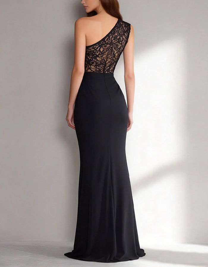 Robe longue fendue à volants en dentelle noire et à une épaule découverte