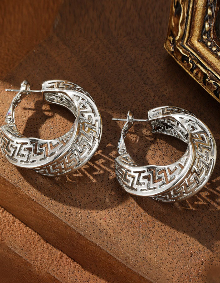 Pendientes redondos metálicos de alta gama