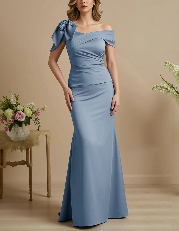 Vestido maxi de satén azul con cola de pez y hombros descubiertos