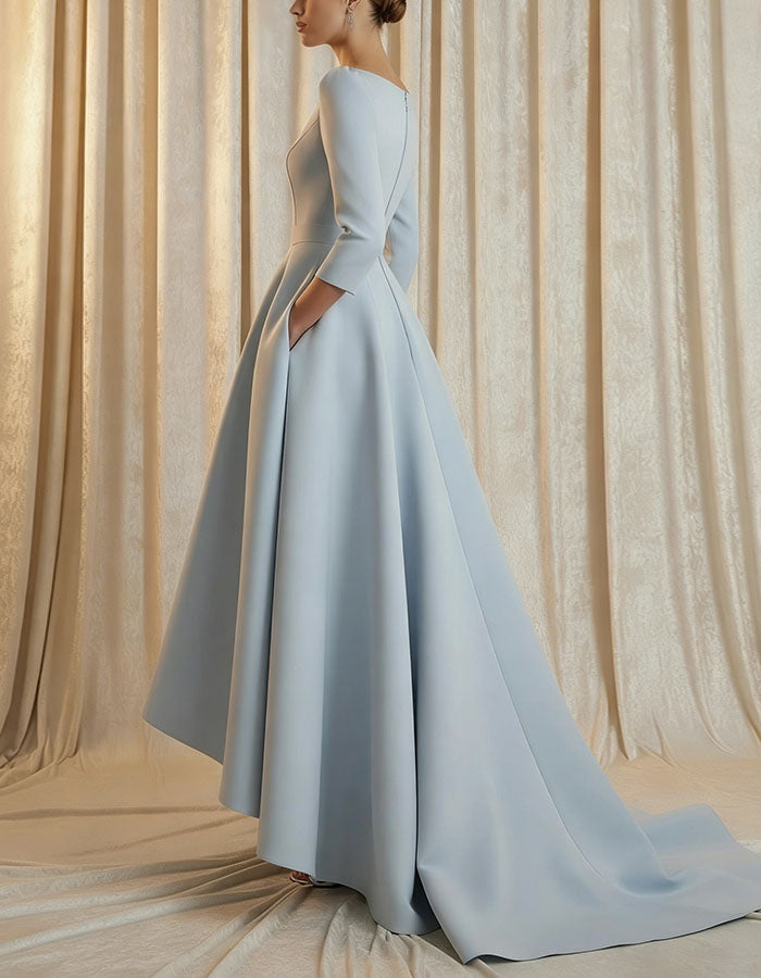 Robe longue bleu clair à col en V et taille asymétrique