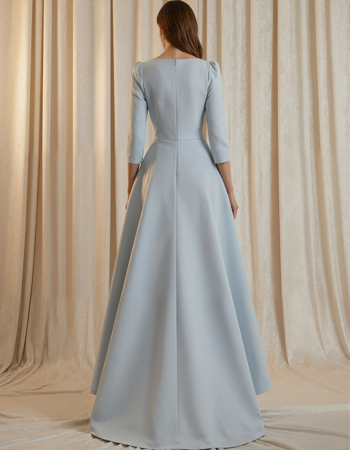Robe longue bleu clair à col en V et taille asymétrique