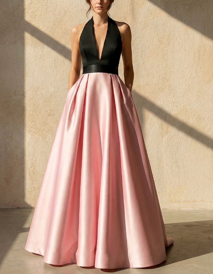 Vestido largo de satén negro y rosa con cuello halter y escote pronunciado en V