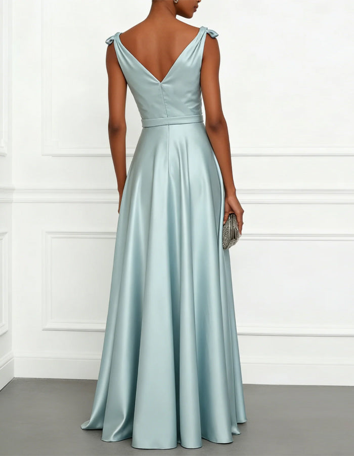 Vestido largo de raso azul claro con escote en V y bajo con lazo