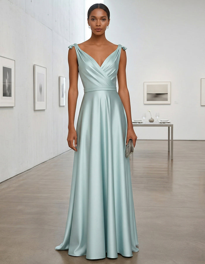 Vestido largo de raso azul claro con escote en V y bajo con lazo