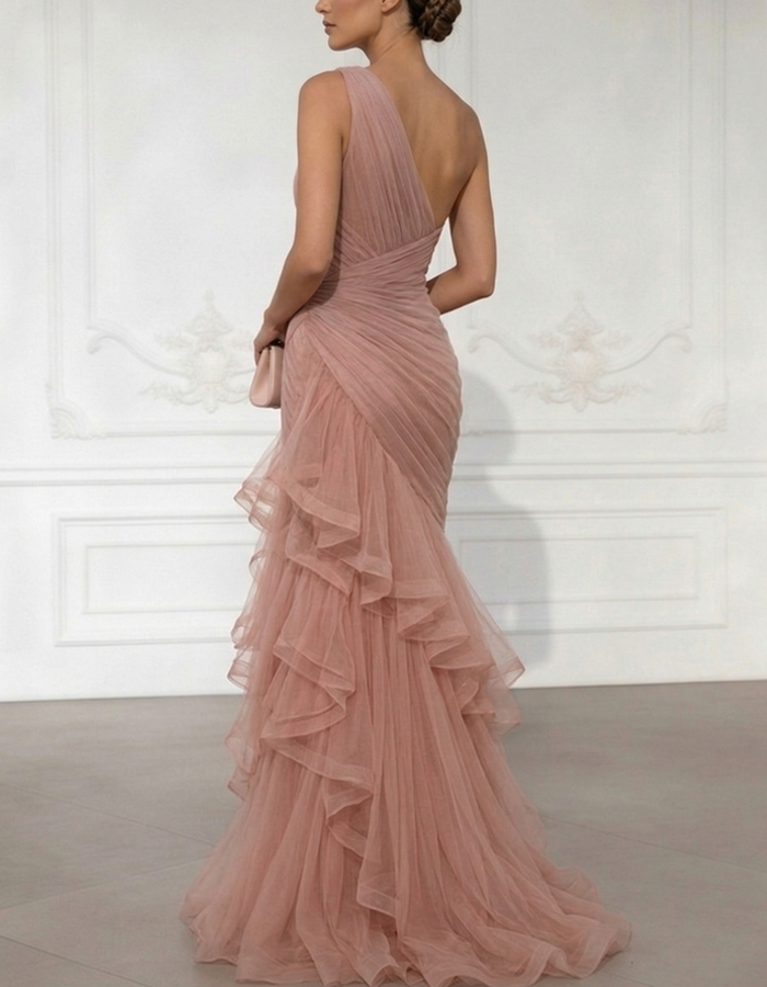 Vestido largo de noche sirena de tul drapeado con un solo hombro