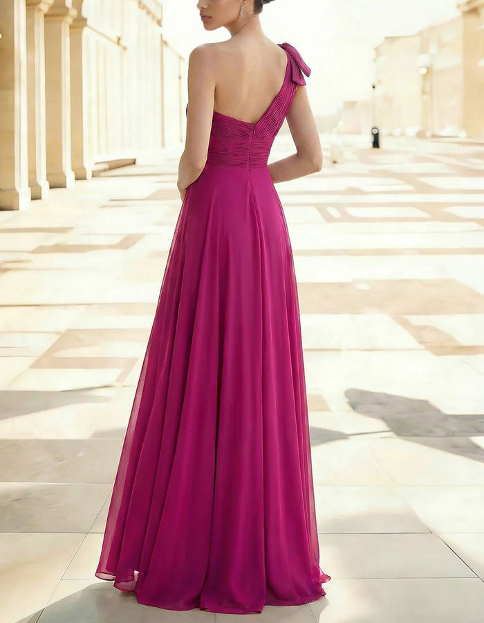 Vestido largo de chifón color rosa palo con abertura, lazo y hombros descubiertos