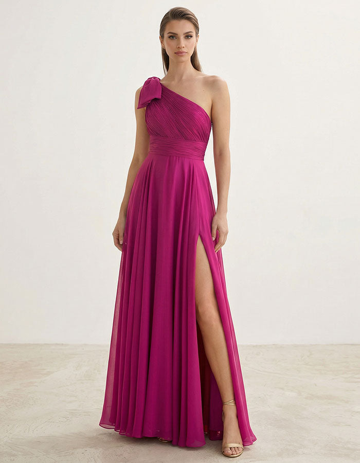 Vestido largo de chifón color rosa palo con abertura, lazo y hombros descubiertos