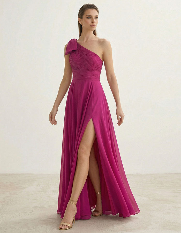 Vestido largo de chifón color rosa palo con abertura, lazo y hombros descubiertos