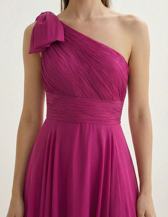 Vestido largo de chifón color rosa palo con abertura, lazo y hombros descubiertos