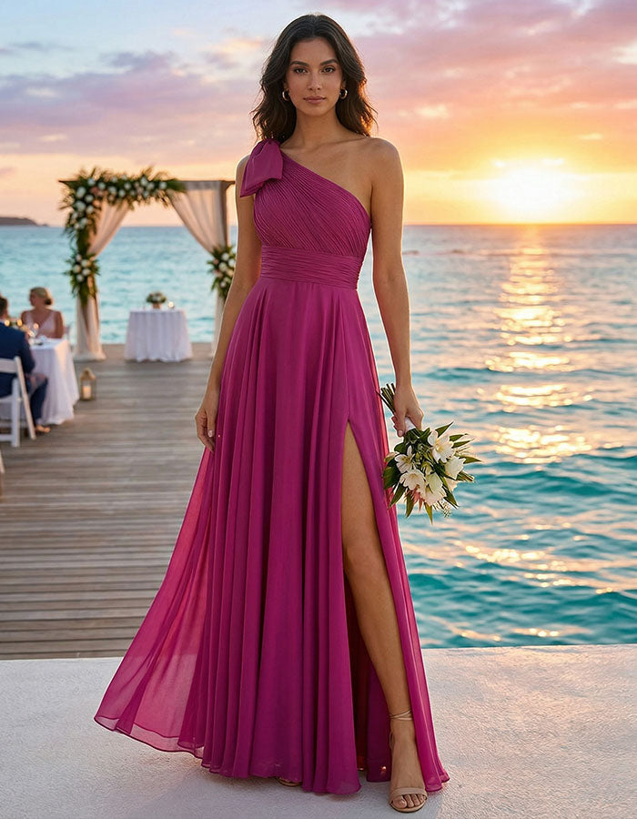 Vestido largo de chifón color rosa palo con abertura, lazo y hombros descubiertos