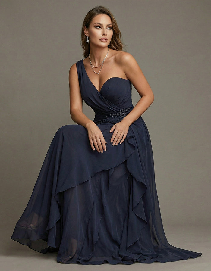 Vestido maxi de chifón con volantes retorcidos, apliques y hombros descubiertos en azul marino