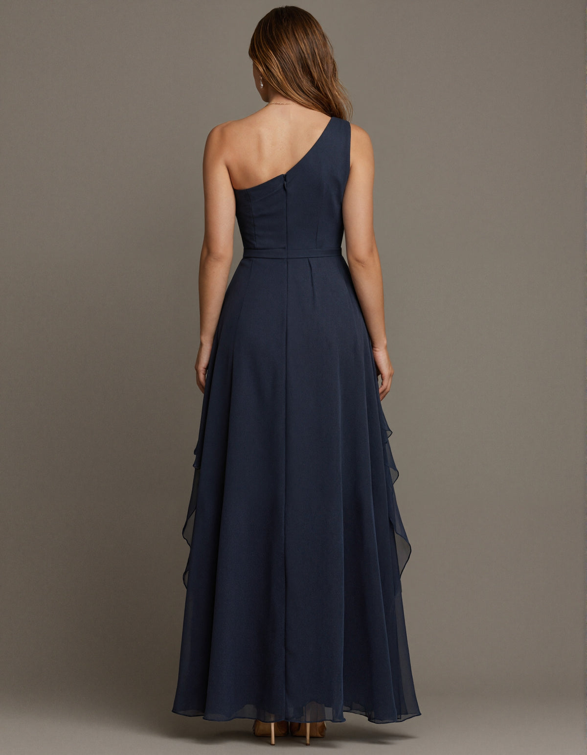 Vestido maxi de chifón con volantes retorcidos, apliques y hombros descubiertos en azul marino