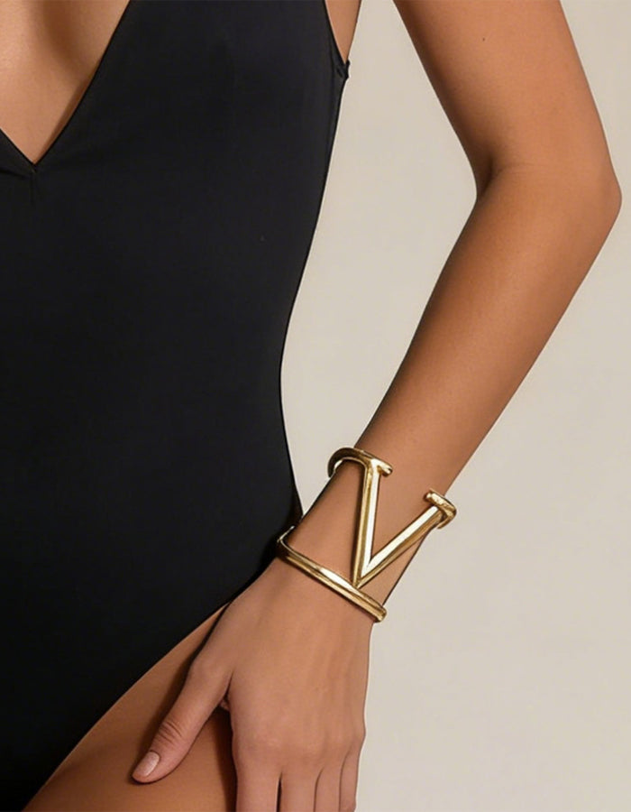 Pulsera abierta de metal en forma de V