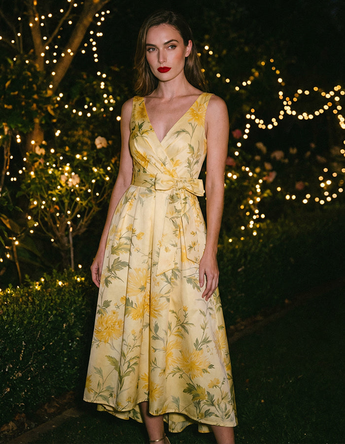 Vestido midi con cuello en V y estampado de margaritas amarillas con lazo